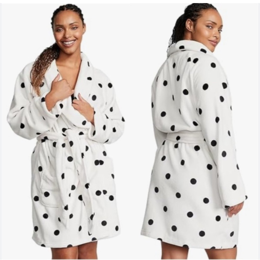 VICTORIAS SECRET Cozy Short Plush Robe in a white and black polka dots | M/L